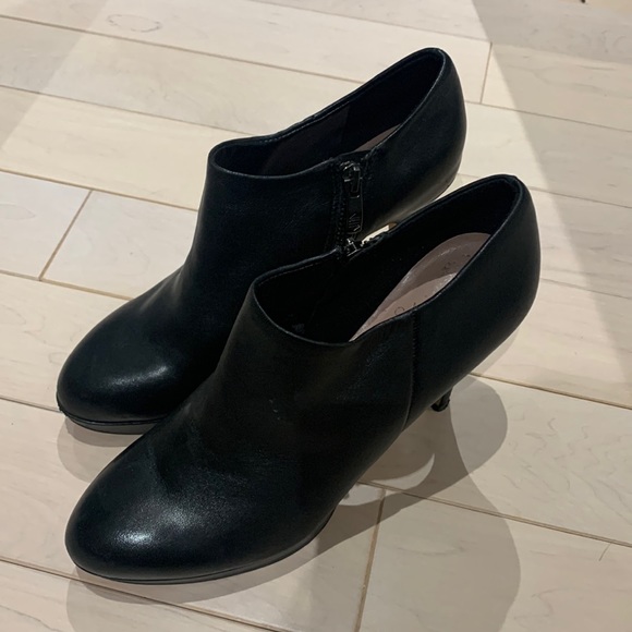 Vince Camuto heels - Picture 2 of 8